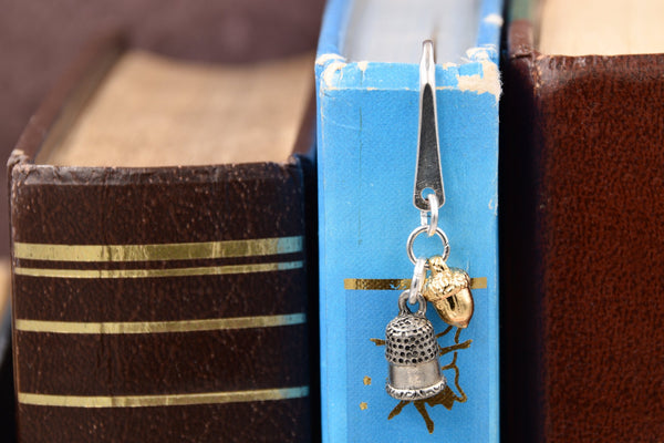Peter Pan Kiss Metal Hook Bookmark with Thimble and Acorn Charms fripparie