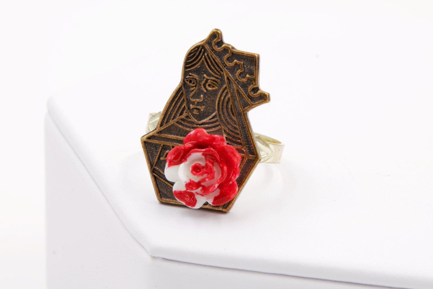 Queen of Hearts Painting the Roses Red Ring (Alice in Wonderland Jewelry, Brass) fripparie