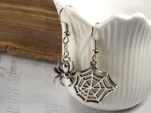 Spider and Web Gothic Mismatched Earrings fripparie